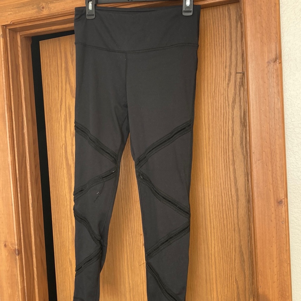 Black mono B leggings
